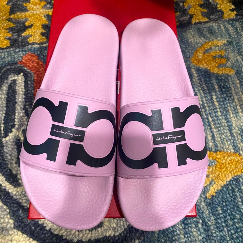 SALVATORE FERRAGAMO GROOVY RUBBER SLIDE SZ 8